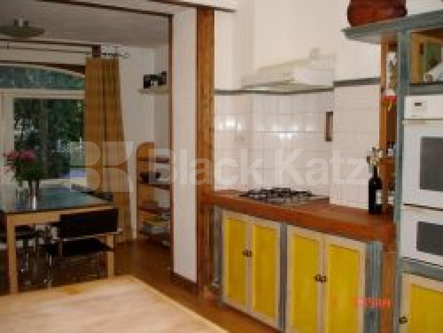 			This is a must see property!, 2 Bedroom, 1 bath, 1 reception Flat			 Moray road, Stroud green